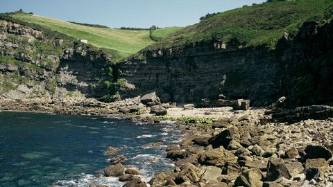 Panor�mica dos cant�s con rochas xur�sicas na costa de Villaviciosa en Asturias.