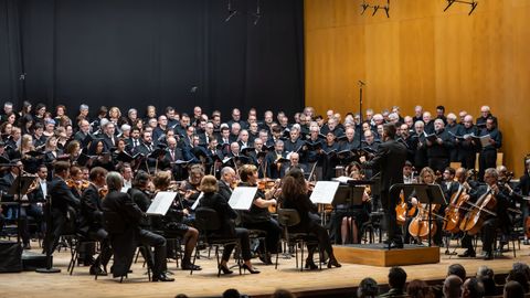 El viveirense, dirigiendo a la Real Filharmona de Galicia