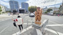 En este San Froil&aacute;n 2026 se ha instalado en la rotonda una escultura de madera de un gaiteiro hecha por Xo&aacute;n Vila
