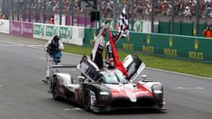 Alonso festeja su victoria junto a sus compaeros en las 24 Horas de Le Mans a bordo de su Toyota