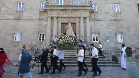 La procesi�n con la imagen de la Virgen de Montserrat pasa frente a la puerta principal del parador de turismo de Monforte
