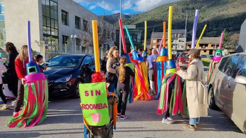 Sin roomba toca sacar la fregona... una de las comparsas en el entroido de A Ra de Valdeorras.