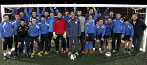 <span lang= es-es >Un cerrojo bajo los tres palos</span>. El Noia es el equipo menos goleado de la temporada en Preferente, con 35 tantos en 37 encuentros. En   la imagen, y para simbolizar la gesta, posan jugadores, cuerpo t�cnico y presidente bajo una porter�a en el campo de San L�zaro. 