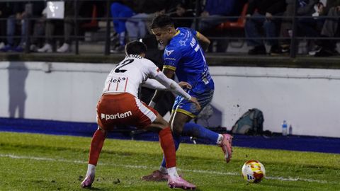 Amin tratando de mantener el control del bal�n