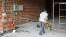 En la fotograf�a, de archivo, un trabajador de la construcci�n en una obra.