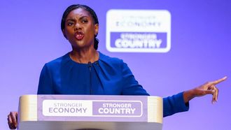La l&iacute;der del Partido Conservador brit&aacute;nico, Kemi Badenoch, durante su intervenci&oacute;n en el congreso de la formaci&oacute;n, en Birmingham