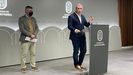 Los representantes del PP de Pontevedra Gerardo P�rez Puga y Rafa Dom�nguez, en la rueda de prensa en el Concello 