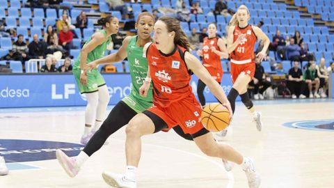 Alicia Fl�rez, cuya irrupci�n tras el descanso result� decisiva, sube un ataque del Ensino perseguida por la jugadora del Araski Nicole Toussaint