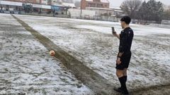 El colegiado del Astorga - Berganti�os en los momentos previos examinando el terreno de juego