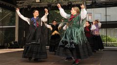 Actuaci�n de baile tradicional gallego con el que han arrancado este domingo las Festas do Ver�n en Boiro. 