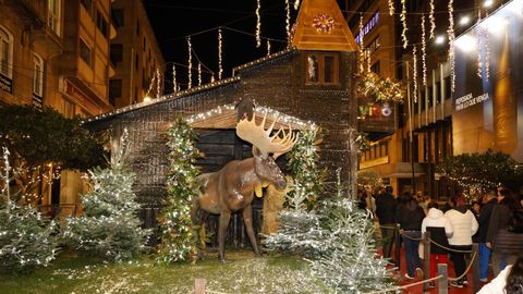 Reno gigante junto a la caseta de Pap Noel, tamin estn sus botas en la entrada para sacarse una foto