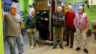 Cinco de los catorce integrantes del personal del museo, frente al antiguo sistema rotario.