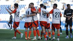 Los jugadores del Oviedo, tras el 1-1 de Alemao ante el Legans