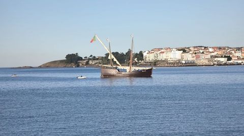 La carabela Vera Cruz, de bandera portuguesa, fondeada frente a la playa de Silgar, en Sanxenxo