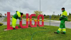 Los operarios de la limpieza se afanaban este lunes en retirar la pintada
