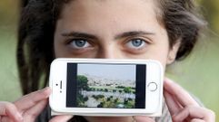 Haya muestra en su tel�fono Artoz (Siria), su pueblo.  Lo hace mientras espera para cruzar la frontera entre Eslovenia y Austria