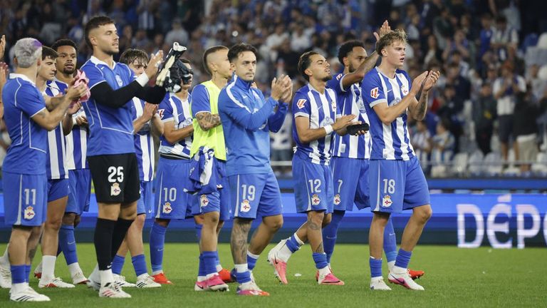 Los futbolistas del D�por aplauden a la hinchada al t�rmino del partido