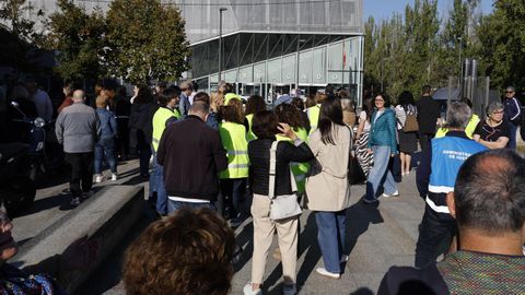 Los funcionarios salieron a la calle tras sonar las alarmas del edificio judicial