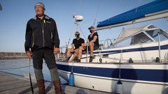 El capit�n del velero Justin Crowther y los dos tripulantes a su llegada al puerto de A Coru�a