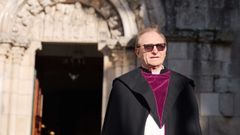 Severino Su�rez, nuevo abad de de la colegiata de Santa Mar�a del Campo, delante del templo