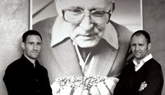 Jorge e Ignacio G�mez ante la imagen de Ces�reo G�mez, fundador de caf�s Siboney hace medio siglo