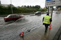 En Ferroltera, la lluvia dej� una ma�ana accidentada con inundaciones y cortes de carretera. La carretera de la Trinchera permaneci� anegada y los coches circulaban con dificultad.