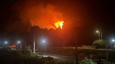 Una vista del incendio desde San Clodio en una imagen tomada esta madrugada