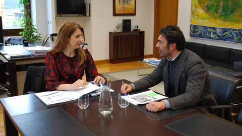 Juan Anta, alcalde de A Veiga, con la conselleira de Medio Rural, Mara Jos Gmez