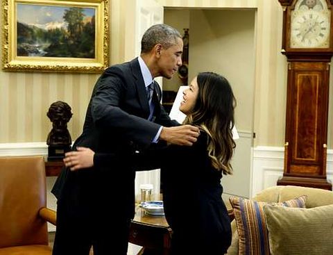 Abrazo entre el presidente Obama y la recuperada enfermera Nina Pham en la Casa Blanca.
