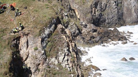Los bomberos del SPEIS de Nar�n, en la formaci�n de rescate vertical por los acantilados de Pena Lopesa