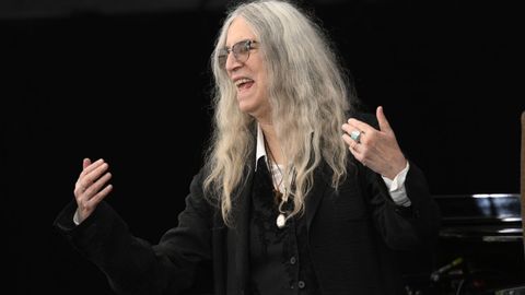 La cantante y escritora estadounidense Patti Smith, Premio Princesa de las Artes 2026 duranye un encuentro con estudiantes y profesores de un instituto de Mieres