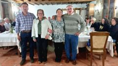 Los homenajeados posan en Pazo Pi�eiro, donde se celebr� la comida de homenaje
