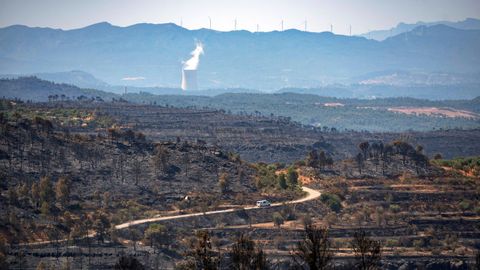 - Vista general del �rea de la localidad de Maials (Lleida), con la central nuclear de Asc� al fondo. Los Bomberos y equipos de emergencias afrontan el cuarto d�a de lucha contra el incendio que, desde el pasado mi�rcoles, afecta a buena parte de la comarca tarraconense de la Ribera d'Ebre, tras haber logrado perimetrar el fuego