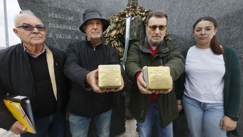 Xosé Novas, José González Ferradás, José Manuel Rey Ríos, y Carmen García, con los adoquines de la memoria que honran a Manuel Rey Cruz y José Ferradás Pastoriza