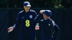 Thomas Tuchel dialoga con un ayudante durante un entrenamiento de Inglaterra.