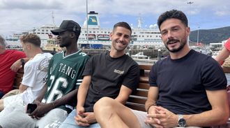 Sekou, Bernal y Ojeda en un viaje en la lancha de Mugardos que realiz� el equipo esta pretemporada. 