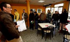La oficina registr� largas colas para entregar los curr�culos y hacer las pruebas de selecci�n.