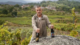 El enólogo ourensano Pablo Vidal, con dos de las botellas de su marca Vinos con Personalidad