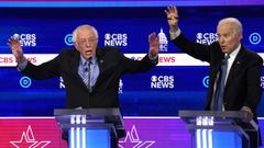 Bernie Sanders y Joe Biden, durante el debate en Carolina del Sur