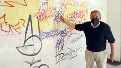 Federico est� harto de que en las noches de la movida le hagan pintadas en la entrada de su garaje en Curros Enr�quez