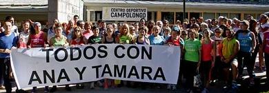 Los compa�eros y amigos de las dos monitoras se concentraron ayer ante el complejo deportivo. 