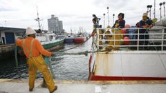 Migrantes enrolados en un pesquero gallego atracando en puerto (foto de archivo)