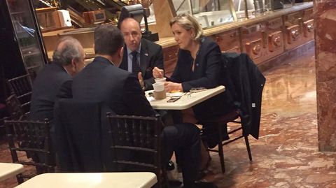 Le Pen se tom� un caf� en la Torre Trump, con un empresario y el vicepresidente del FN