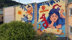 <span lang= gl >Exterior do edificio do CEIP Jos� Mar�a Lage, cun mural de Cristian F. Caruncho e Lidia Cao</span>