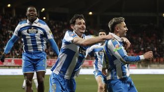 Bil Nsongo, Charlie Pati�o y Yeremay Hern�ndez celebran el gol del Deportivo en Le�n.