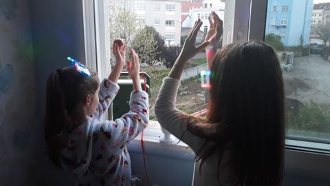 En la imagen, las hijas de Coke Blanco, Virginia y Marina, animando el ambiente en Canido