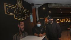 El propietario del pub The Capital de Santiago, Michele Aponte (a la izquierda), junto a uno de sus colaboradores