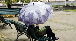 Los tonos gris�ceos del paraguas recuerdan a los d�as lluviosos en los que podr� utilizarse. 