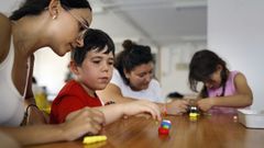 Los ni&ntilde;os realizan una actividad bimanual con Jumping Clay, una masa moldeable ultraligera que se seca al aire, utilizada para hacer manualidades y figuras decorativas sin necesidad de cocci&oacute;n.