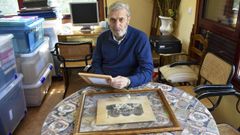 Roberto Taboada, con algunas de las piezas de Castelao que atesora en su coleccin